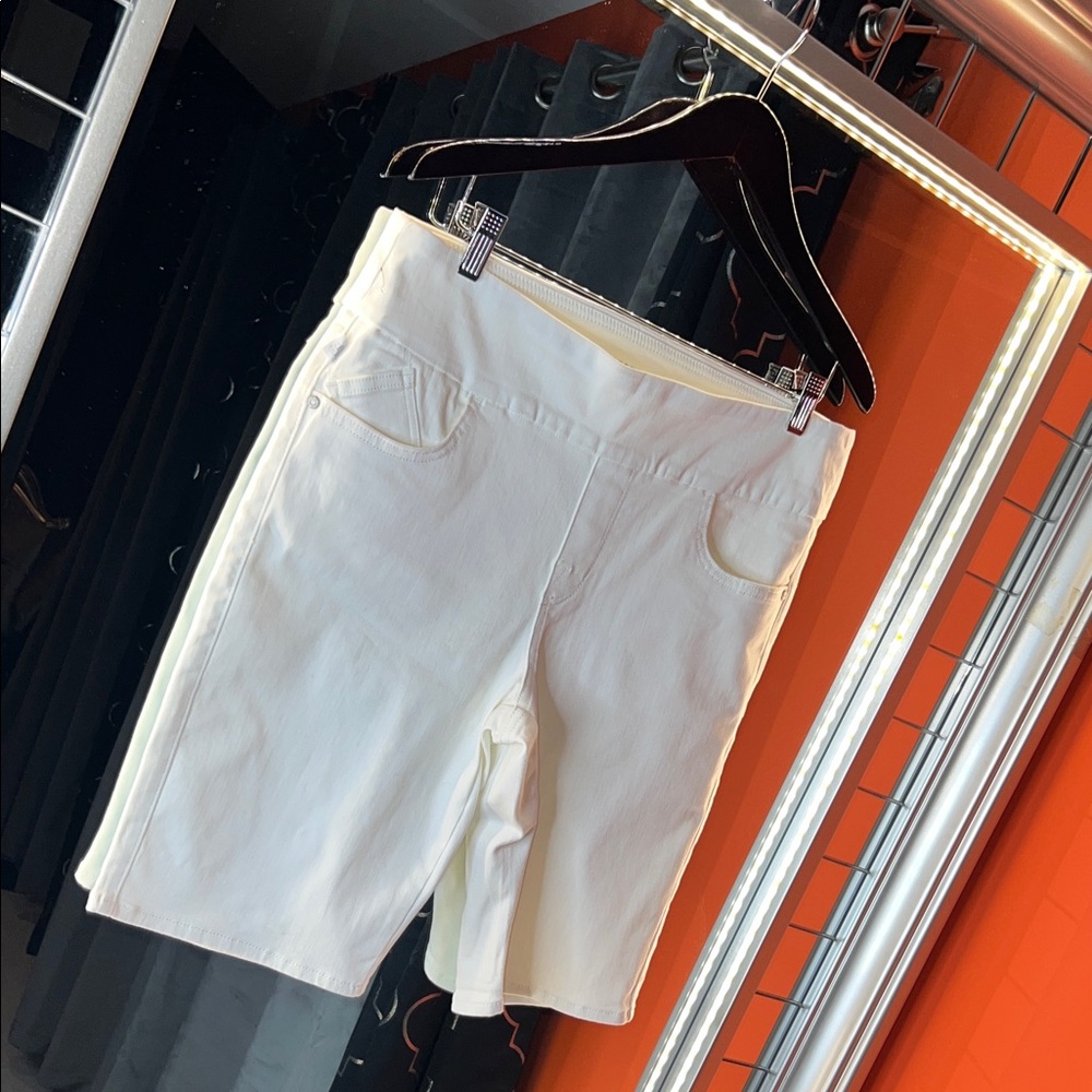 Rock & Republic Forever White Pull-On Bermuda Shorts 🤍🕊️